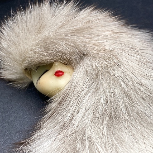 Gorgeous Fur Porcelain Lady Face Brooch - Picture 5 of 6